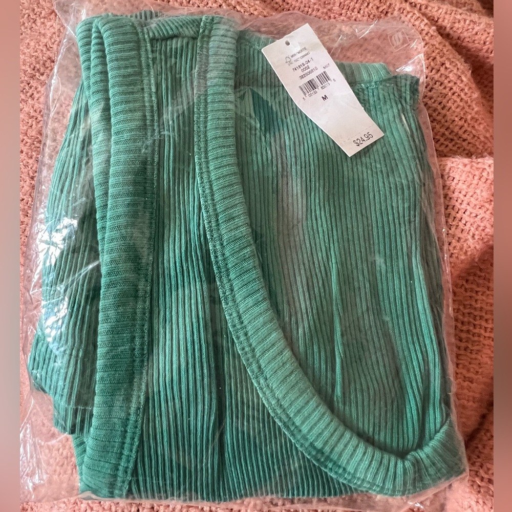 NWT! GAP Ribbed Tank Top, size medium - Picture 7 of 9